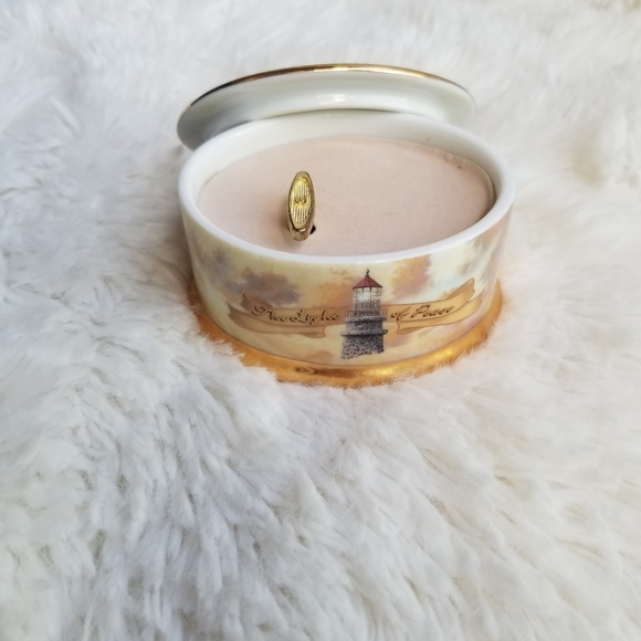 Thomas Kinkade LIGHT OF PEACE Lighthouse Music Box First Issue 1998 - Picture 4 of 7